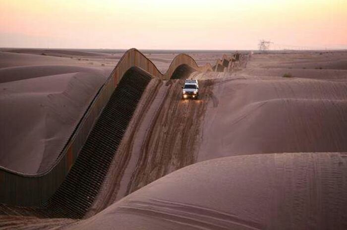 Забор в Южной Калифорнии, огораживающий знаменитые песчаные Algodones Dunes.
