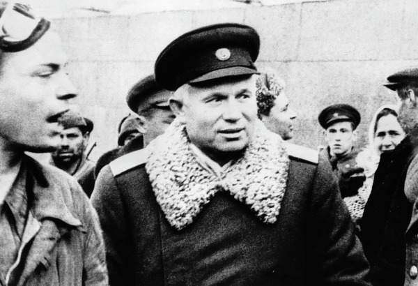 Никита Хрущев в освобожденном от немцев Киеве. 1943 год