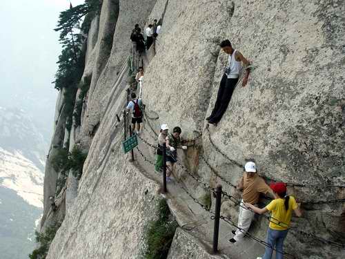 Тропа смерти (Huashan Mountain). Слабонервным лучше даже не смотреть. Тропа смерти (Huashan Mountain). Слабонервным лучше даже не смотреть.