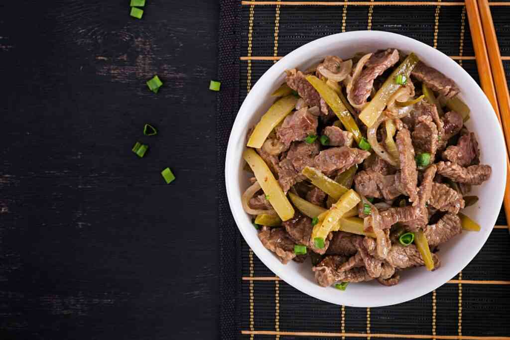 Азиатский деликатес на скорую руку: хрустящая говядина с овощами