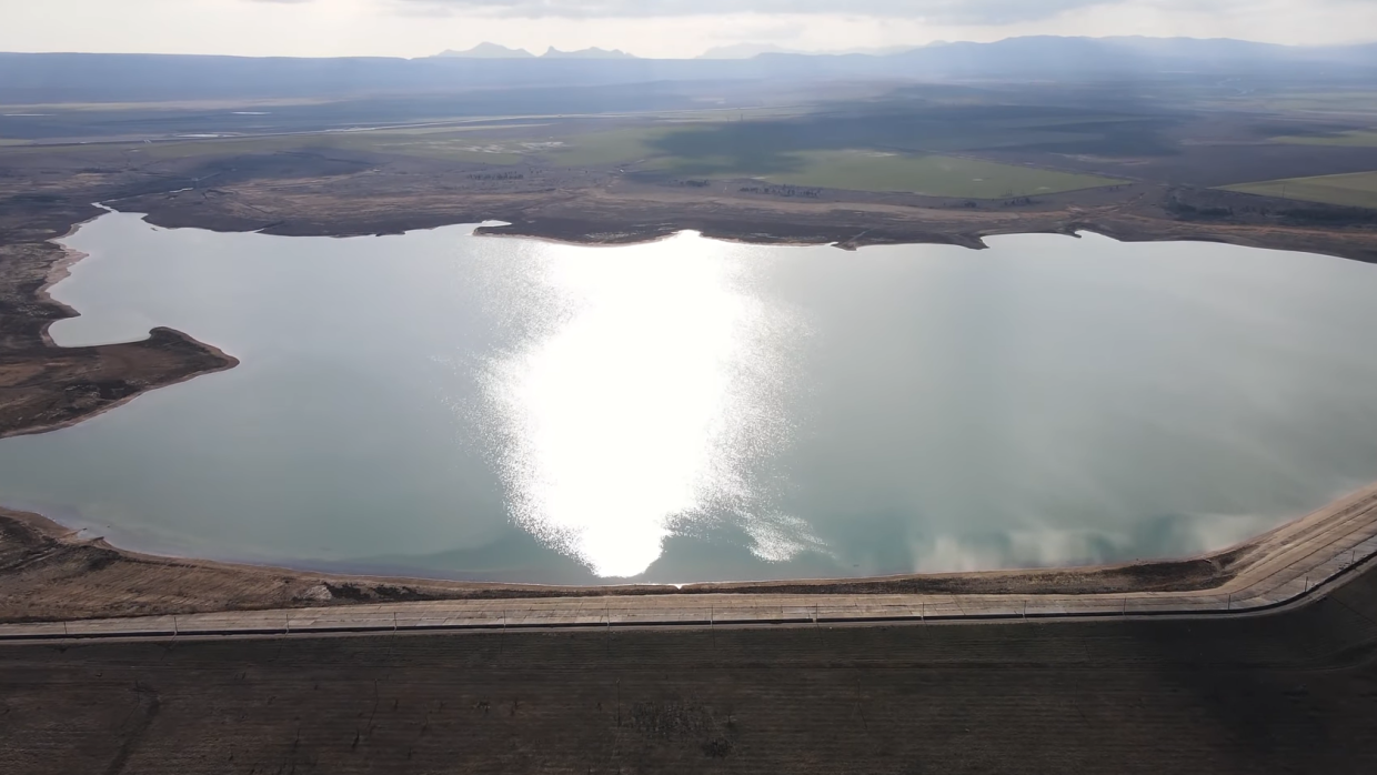 Крымский блогер показал, как сейчас выглядит обмелевшее Феодосийское водохранилище