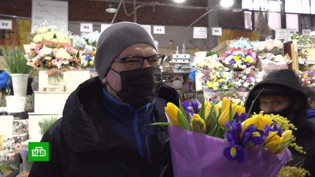 Цветы и полезные гаджеты: как в России поздравляют женщин с 8 Марта