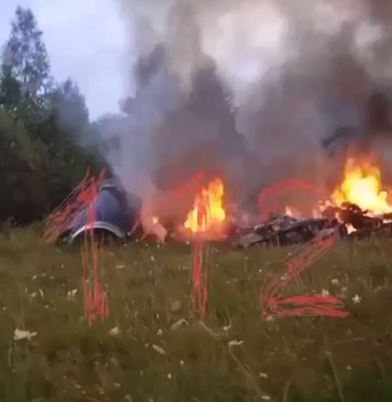 Появились первые кадры с места падения самолета Евгения Пригожина в Тверской области 