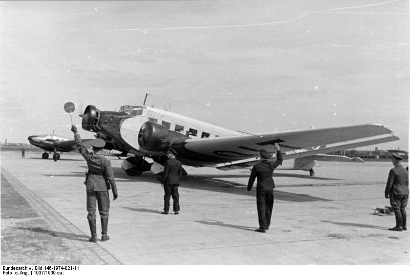 Bundesarchiv Bild 146-1974-021-11, Flughafen München, Junkers Ju 52