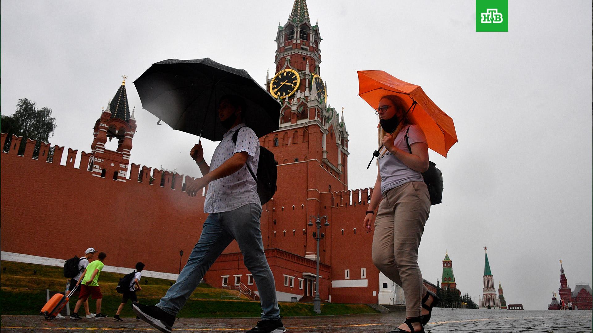 В москве жара и дожди. Красная площадь Москва дождь. Дождь в Москве. Москва люди. Москва в июне.