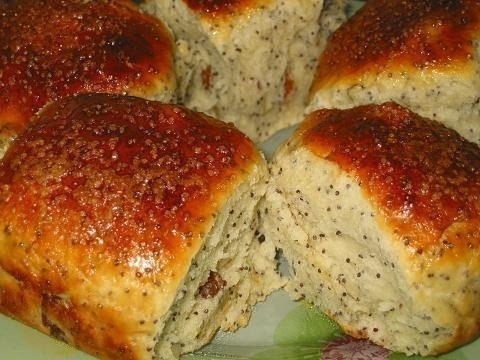 Фото к рецепту: Булочки с маком и изюмом