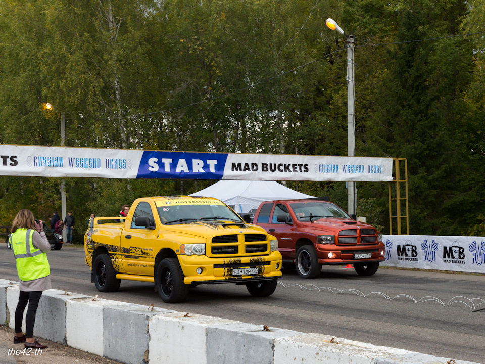 Маленькая девочкая и большие машины