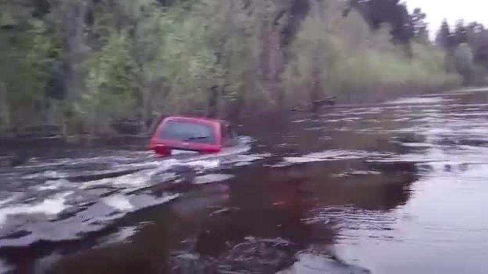 Видео: отец едва не угробил всю семью, показывая детям разлив реки