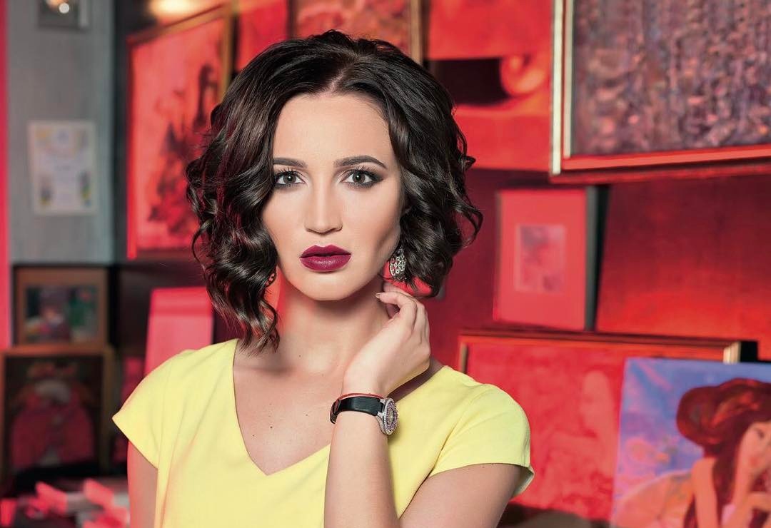 Бузова в откровенном купальнике встала на колени