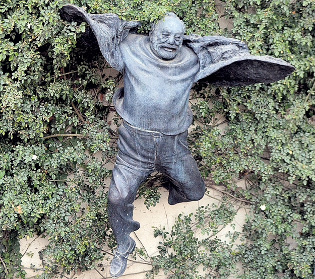 Памятник Сергею ПАРАДЖАНОВУ создан по фотографии, на которой он бежит вприпрыжку по улочкам Тбилиси