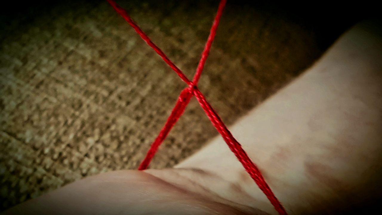 Игла молодое. Красная нить. Красная шерстяная нитка. Красная нить на руке. Старинные красные нитки.