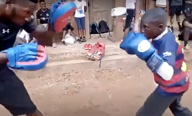 Начинающий боксер из трущоб показывает технику Майка Тайсона. Двигается быстрее, чем снимает камера