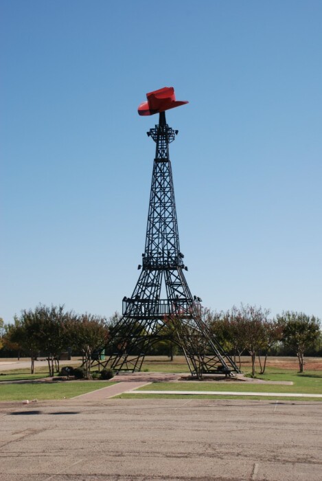 Это не обман зрения, ковбойская шляпа на башне в техасском Париже таки имеется (США). | Фото: tripadvisor.ru.