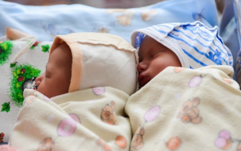 Пара ждала рождения ребенка от суррогатной матери но детей оказалось двое