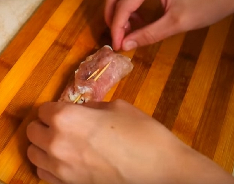 как приготовить рулетики из свинины с начинкой