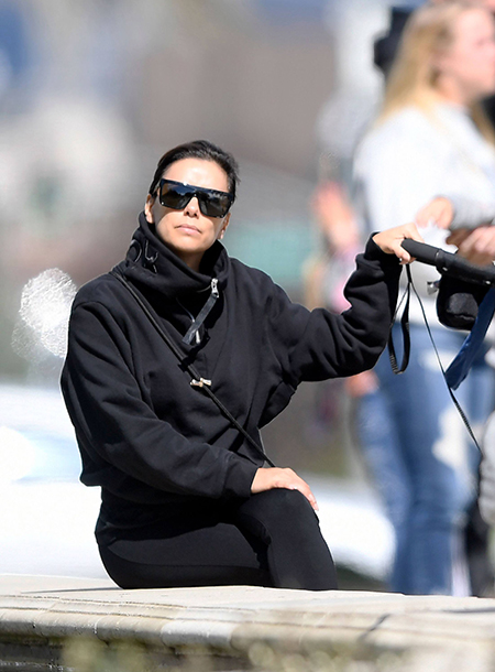 Солнечный день: Ева Лонгория с сыном Санти и мужем Хосе Бастоном на прогулке Солнечный день: Ева Лонгория с сыном Санти и мужем Хосе Бастоном на прогулке Дети,Дети знаменитостей