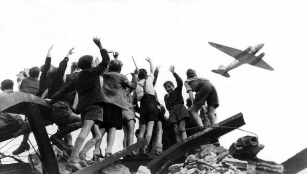 Блокада Ленинграда и блокада Западного Берлина: уроки душегубства история,россия