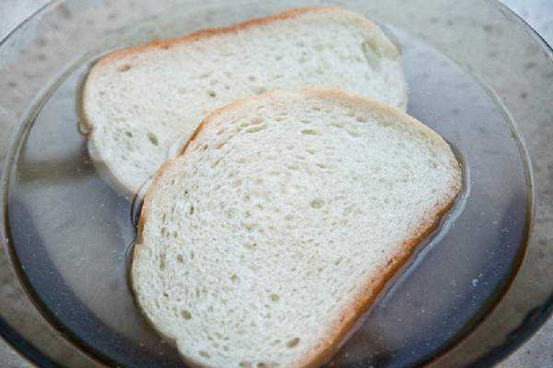 Хлеб замоченный в воде для котлет. Хлеб замоченный в воде. Как замочить хлеб в воде для котлет. Замоченный хлеб. Размоченный хлеб в кипятке фото.