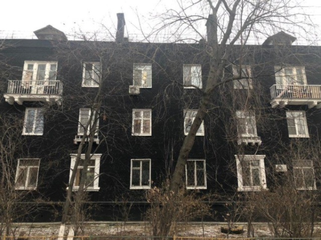 В Подмосковье сталинку покрасили в черный цвет В Подмосковье сталинку покрасили в черный цвет