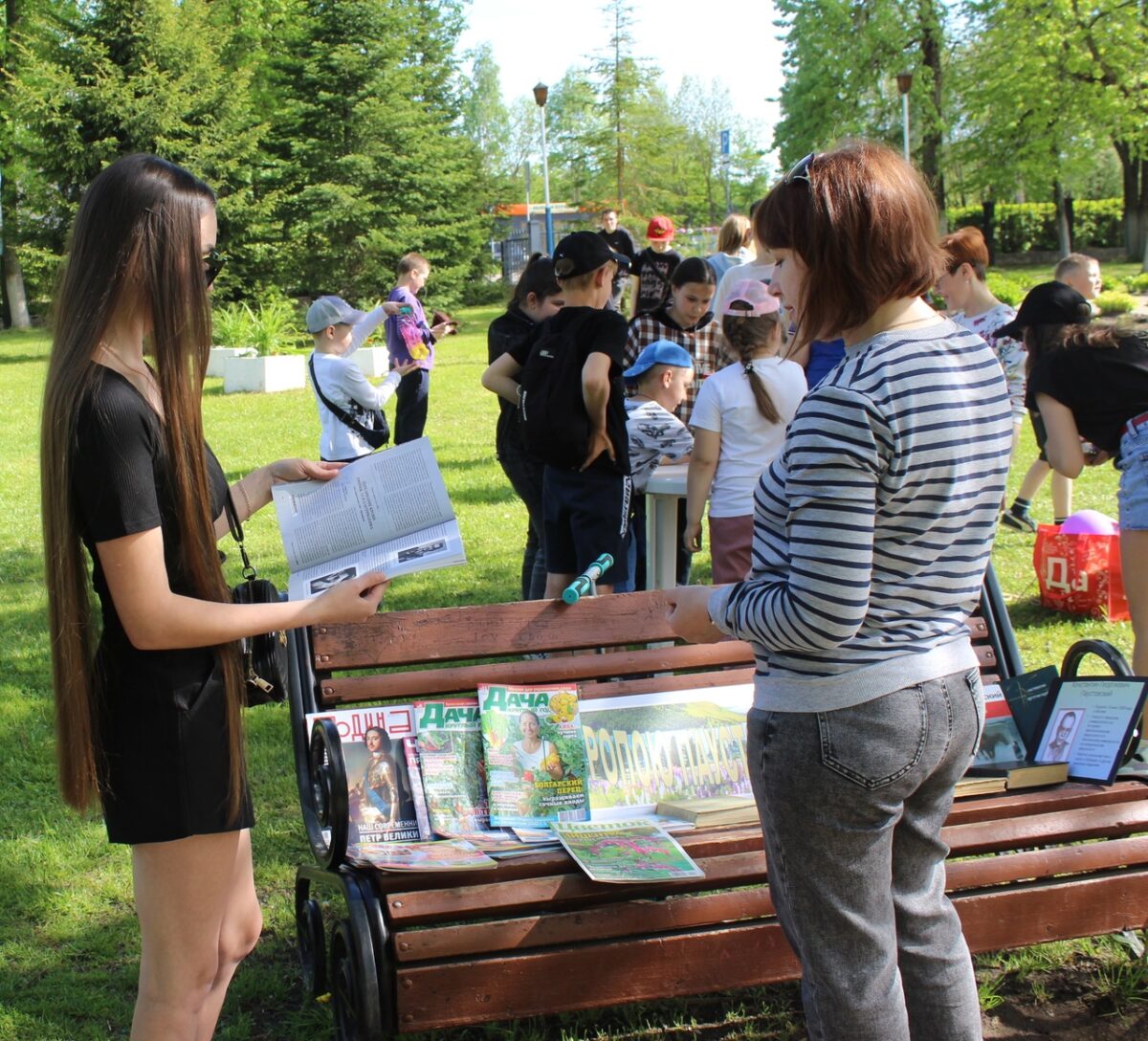 В Торопце открыли летний читальный зал на улице