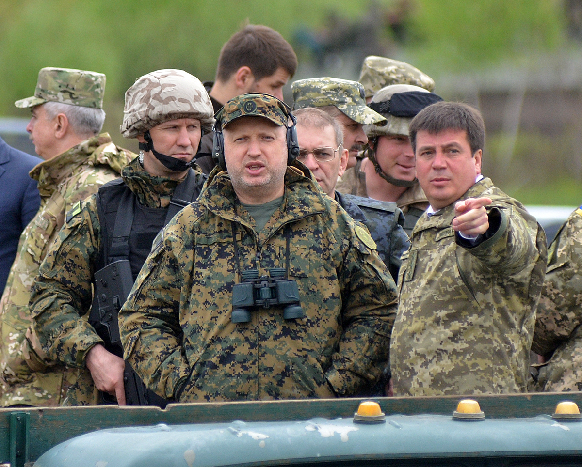 Турчинов хочет платить украинским военным по стандартам НАТО. Осталось найти деньги