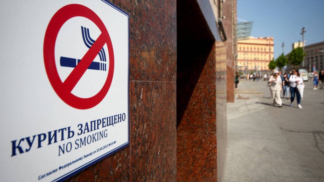 Сенатор Круглый прокомментировал идею о штрафах за курение рядом с детьми и беременными