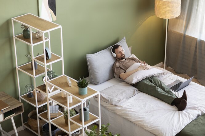 Прозрачные полки и короткие шторы: 10 лайфхаков для увеличения маленькой спальни идеи для дома,интерьер и дизайн