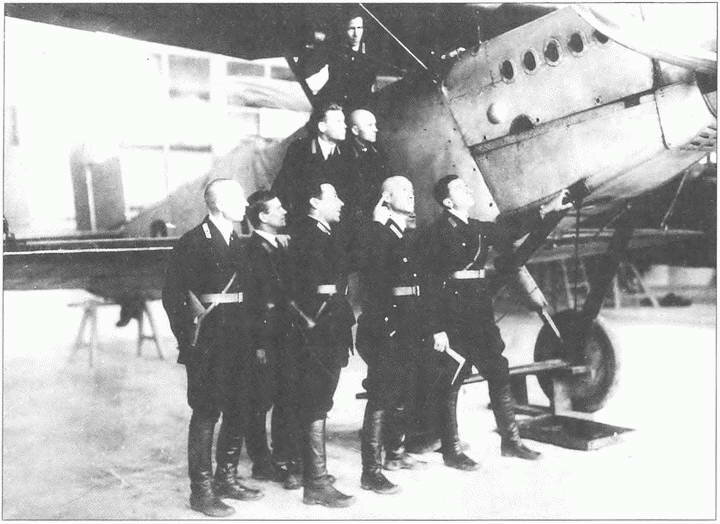 Советские и немецкие курсанты осматривают голландский Фоккер D XIII, один из основных самолетов Липецкой лётной школы.