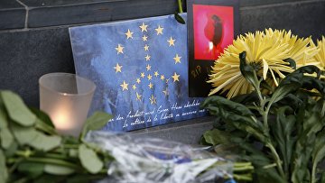 Цветы в память о жертвах терактов в Брюсселе у здания посольства Бельгии в Берлине, Германия. 22 марта 2016