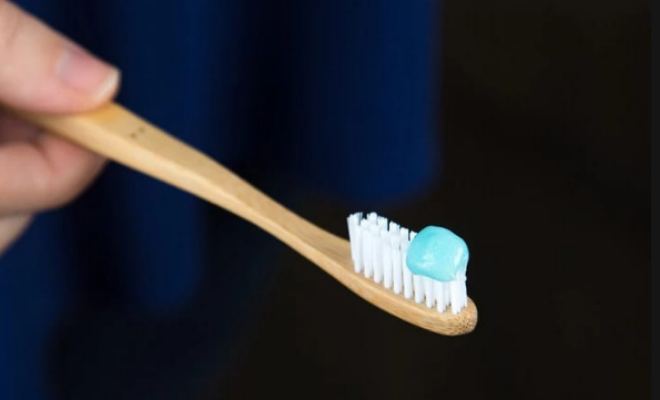 Азиатский стоматолог показал, сколько пасты нужно выдавливать на щетку. Одного тюбика хватит на год