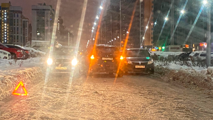 Петербургские дворы превратились в проезжую часть из-за снежных пробок на дорогах Общество