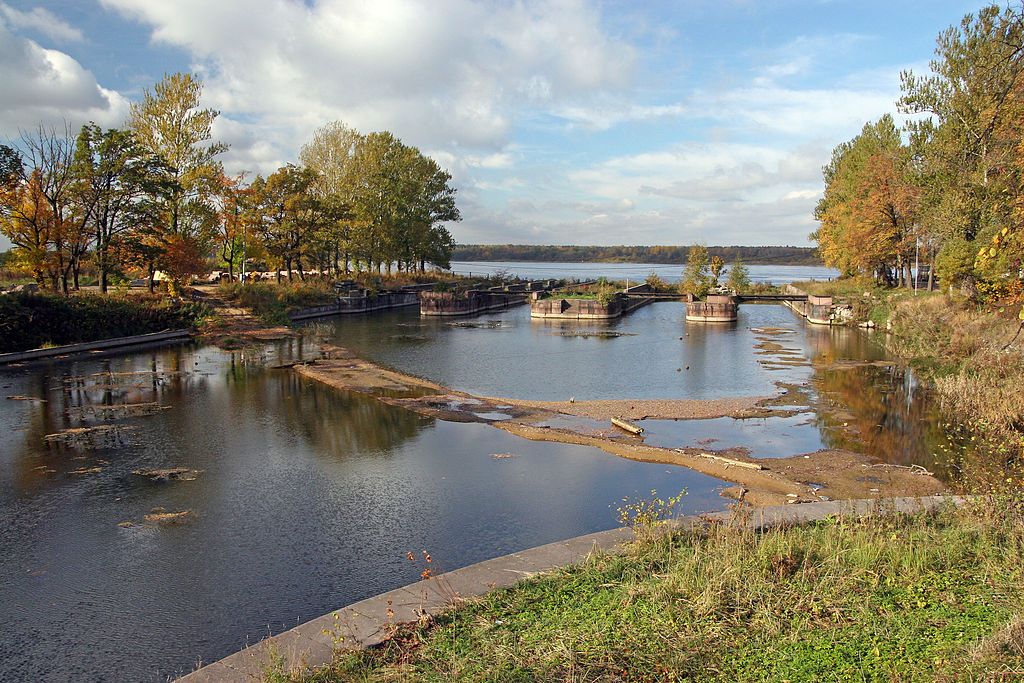 1024px-Ladoga_canal_sluice.jpg