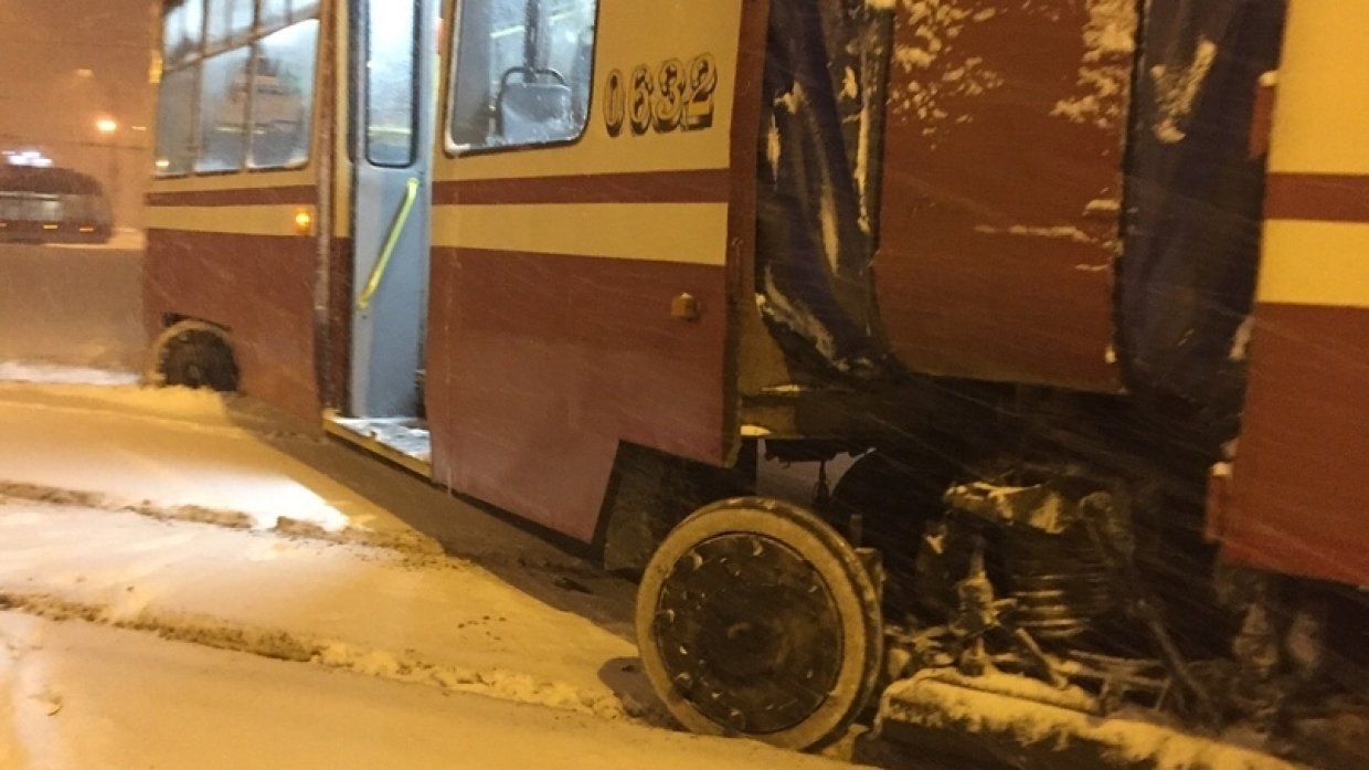 «Дрифт» трамвая в Петербурге попал на фото