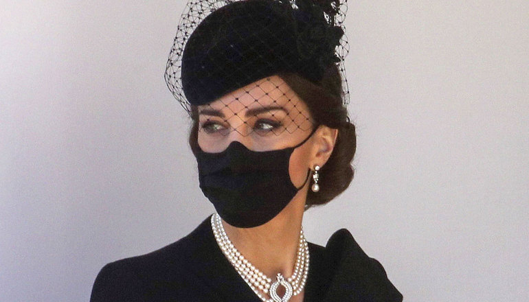 Кейт Миддлтон надела на похороны принца Филиппа жемчужное ожерелье королевы, которое носила принцесса Диана