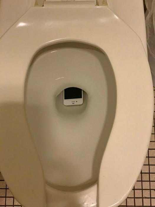 Классическая айфоново-туалетная неудача. | Фото: humor.fm.
