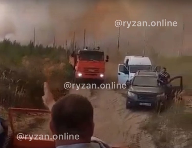 Появилось видео эвакуации группы мужчин от стены огня под Рязанью