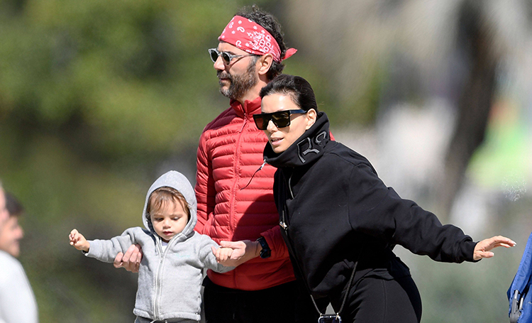 Солнечный день: Ева Лонгория с сыном Санти и мужем Хосе Бастоном на прогулке