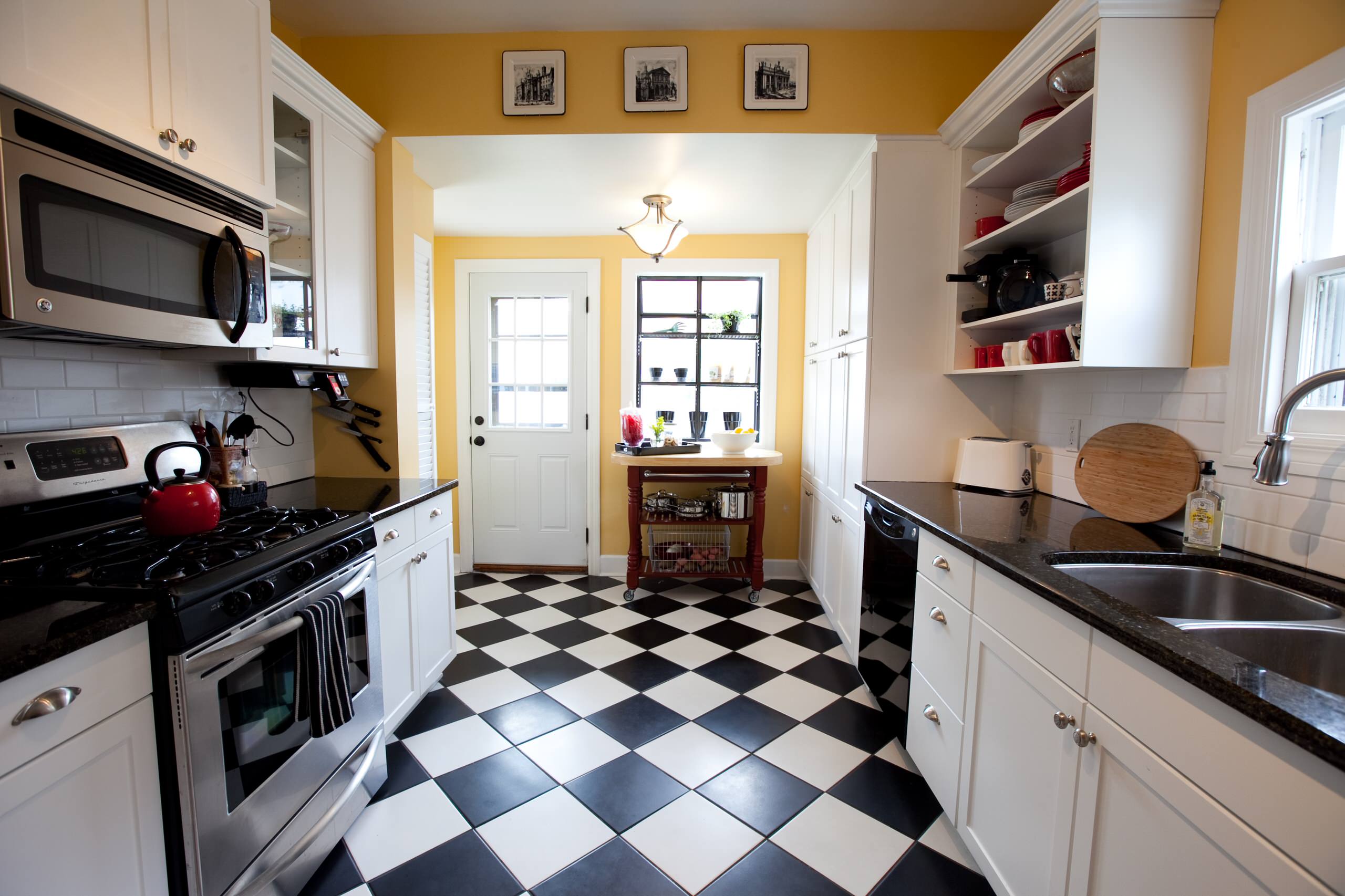 Черно белая кухня плитка. Черно белая плитка на кухне. Шахматный пол в интерьере. Плитка на кухню на пол. Кухня с шахматными полами.