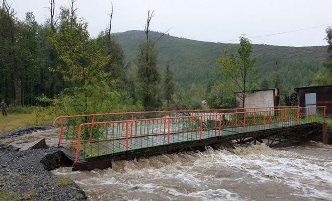 Сибирская трасса Колыма превратилась в реку. Водители пробираются сквозь волны: видео Трасса, затем, дожди, проливные, власти, вынуждены, закрытьЗадымление, столь, велико, грузовикам, приходилось, отстаиваться, обочинах, ожидании, просветов А, начались, участок, сильные, превратилась, бурлящую