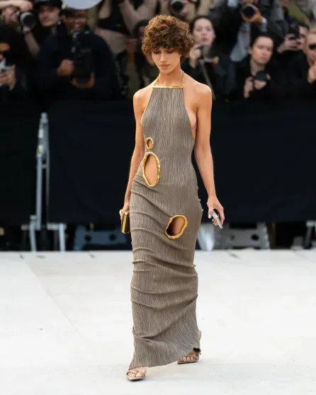 Кристина Романова, Оксана Бондаренко, жена главы Газпромбанка Даша Попова и экс-супруга беглого банкира Татьяна Корсакова на показе Schiaparelli instagram (инстаграм),социальная сеть,isabel marant,saint laurent,андрей акимов,Андрей Бородин,банк,город москва,белой дачи,вита клац,владимир цыганов,Владислав Доронин,Газпромбанк,г,Москва [1405113],дарья бондаренко,дарья лисиченко,дарья попова,даур каролин,Диана Крюгер,Елена Перминова,Ирина Шейк,кристина романова,марка эйдельштейна надя ли коэн,оксана бондаренко,татьяна корсакова,ферраньи кьяра,ханна леони