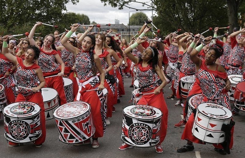 Участники поют, танцуют и бьют в барабаны Ноттинг-Хилл, Фестиваль, великобритания, карнавал, мир, фестивали мира, фотография