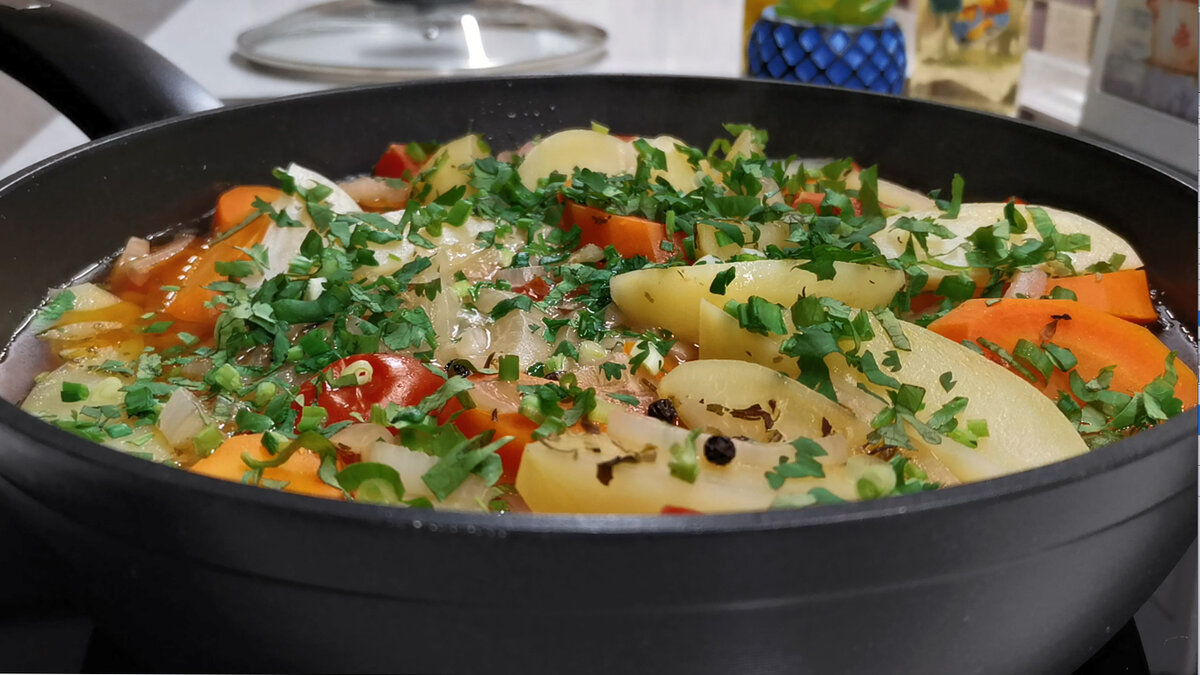 Накормил семью от души и посуды использовал минимум. Приготовил вкуснейший ужин в одной сковороде  блюда из курицы,овощные блюда