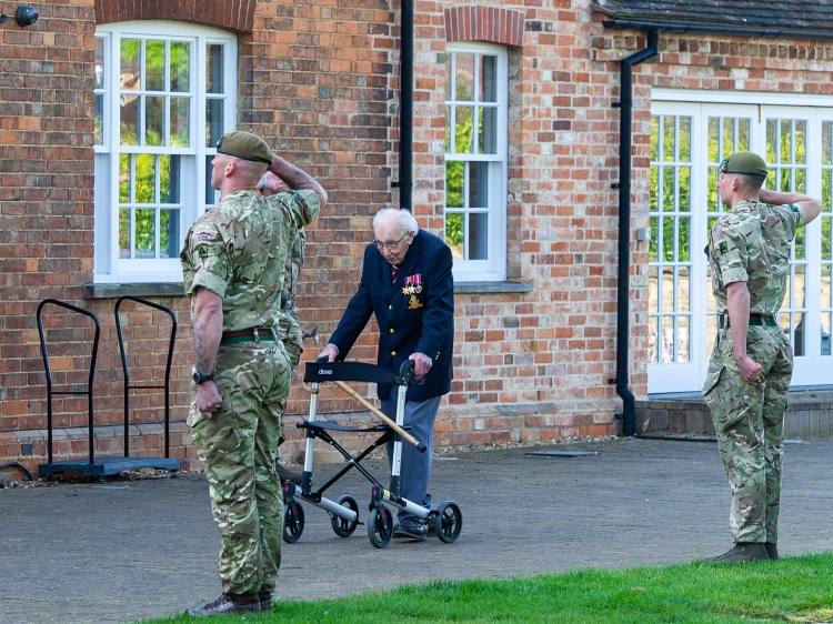 Новый герой: как 99-летний британец Том Мур собрал для больниц 30 миллионов фунтов стерлингов, просто гуляя по саду Звезды,Новости о звездах