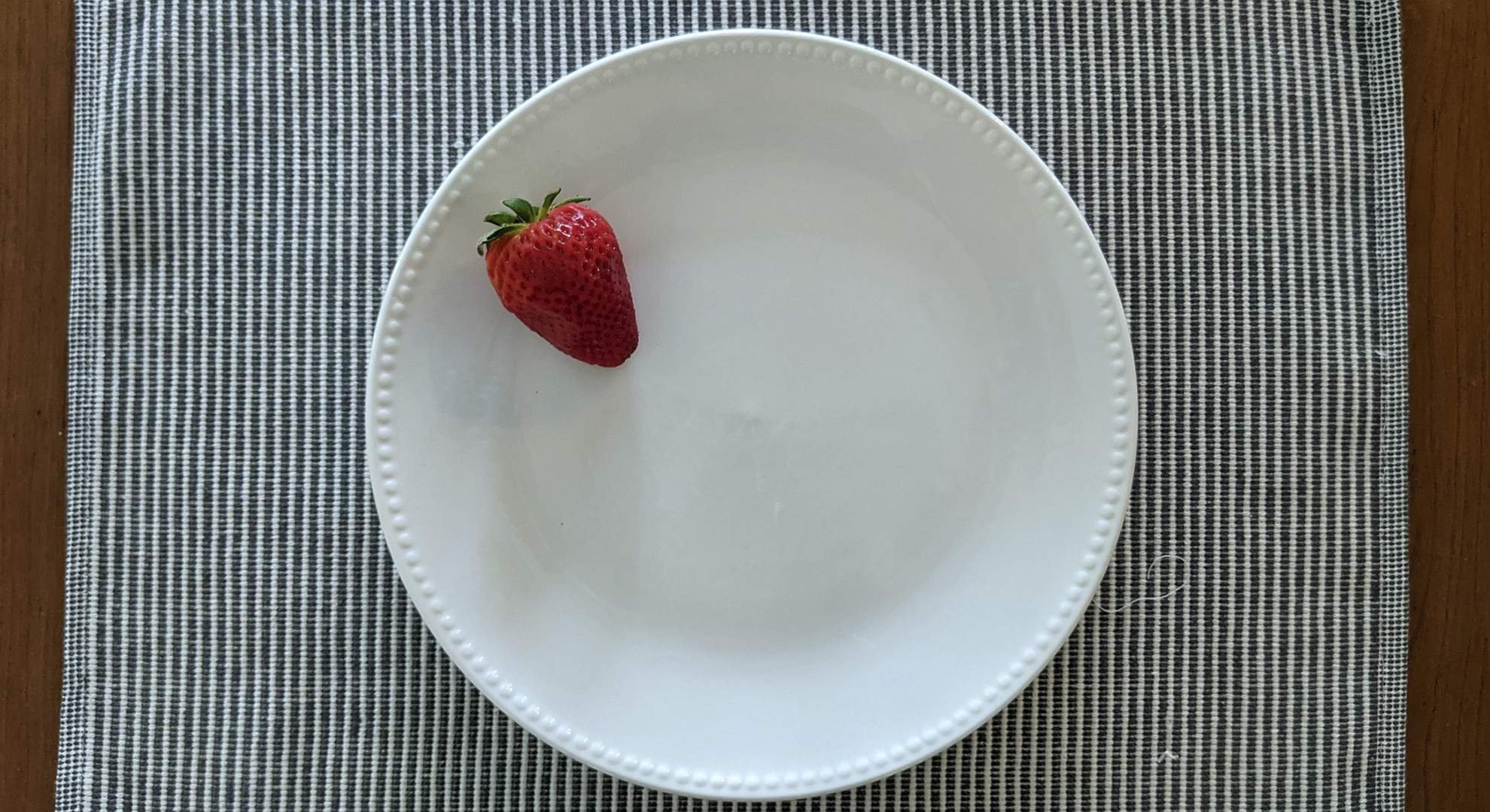 К чему треснула тарелка с едой на столе