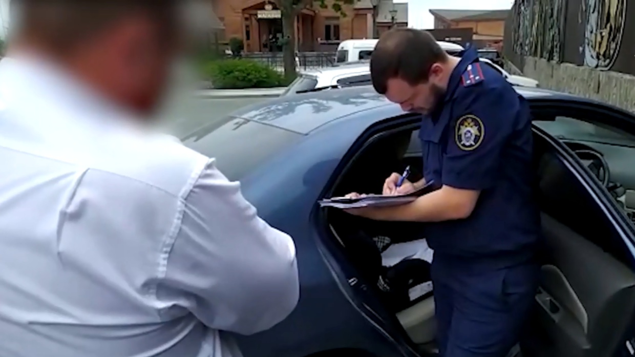 Сотрудника аэропорта во Владивостоке поймали на взятке в 3 млн рублей Происшествия