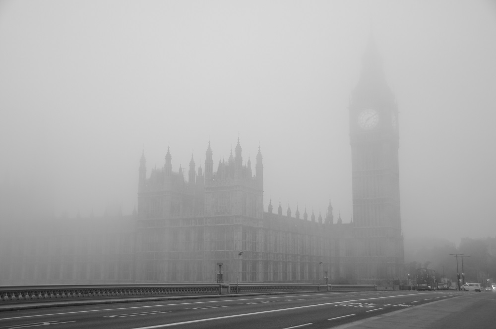 Яд, туман и тысячи погибших: фото Великого смога, превратившего Лондон в эталон нуара тысяч, Лондон, смогом, воздухе, лондонском, содержания, повышенного, удушья, умерли, которые, заболеваниями, респираторными, людей, стариков, младенцев, человек, четырех, более, погибло, диоксида