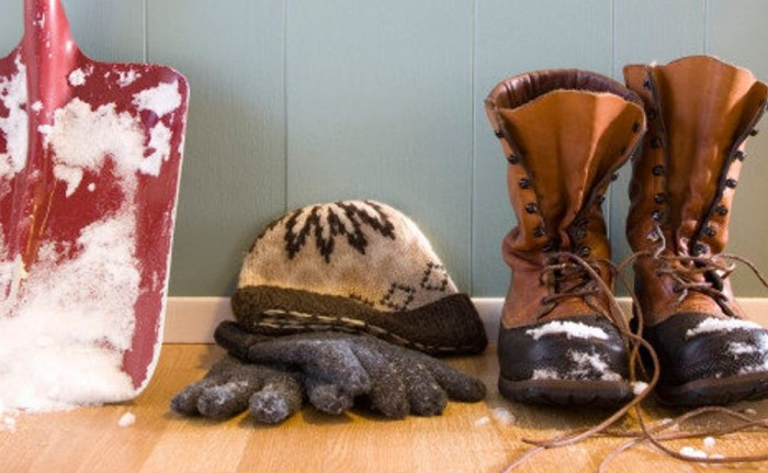 Снег на обуви начинает оттаивать в теплом коридоре, создавая лужи грязи