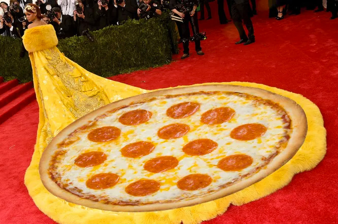 Мем про платье Рианны на Met Gala - 2015