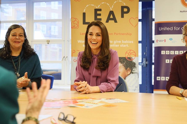 Кейт Миддлтон в необычном для герцогини модном образе посетила детский центр в Лондоне