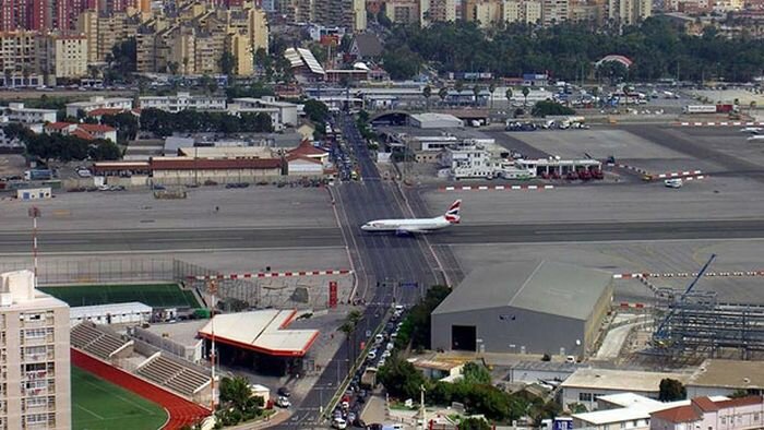 Аэропорт Гибралтара, один из немногих в мире, где полосу пресекает автомобильная дорога.

